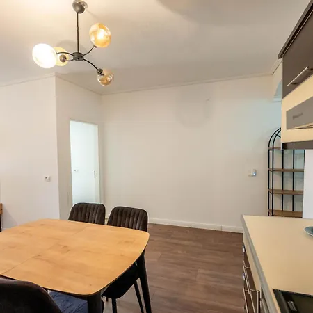 Tirent - Komuna E Parisit, 2 Tiran