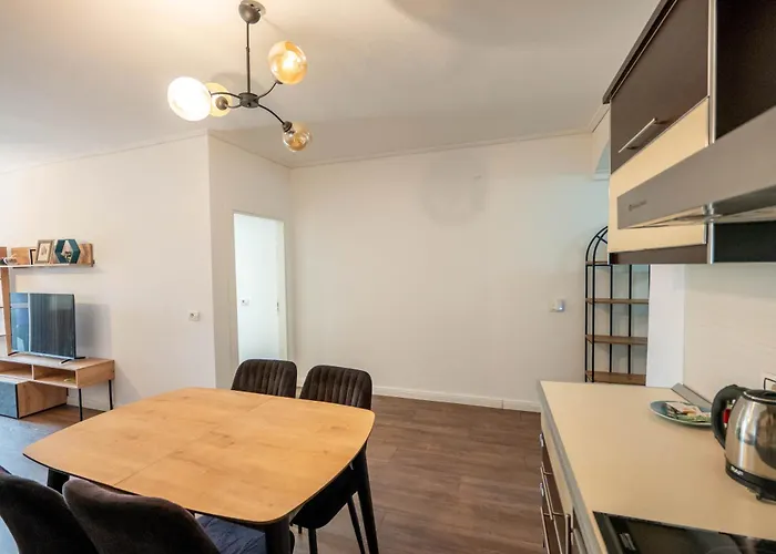 Tirent - Komuna E Parisit, 2 Tiran