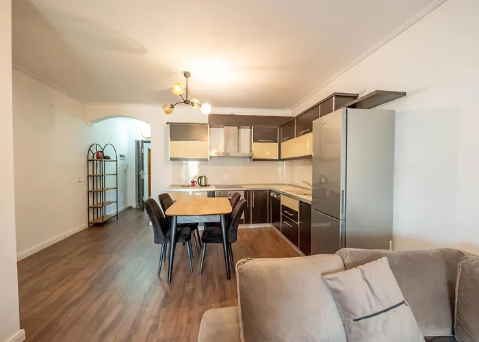 Tirent - Komuna E Parisit, 2 * Tiran