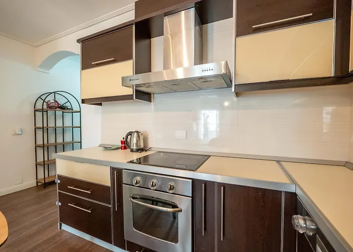 Tirent - Komuna E Parisit, 2 Tiran